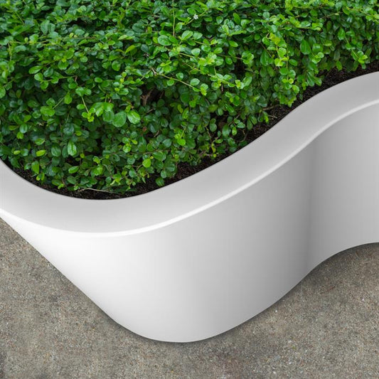 Grauer Fiberglas Blumenkasten bepflanzt Garten