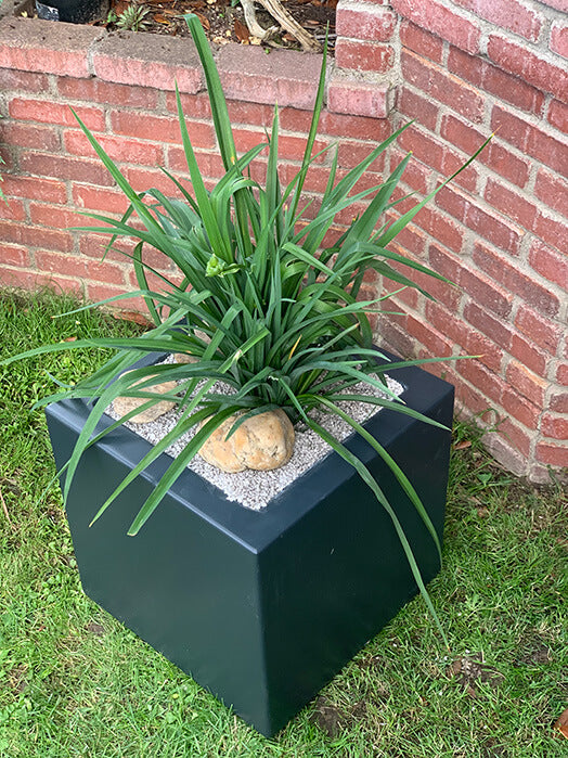 Pflanzkübel aus Aluminium bepflanzt für den Außenbereich.