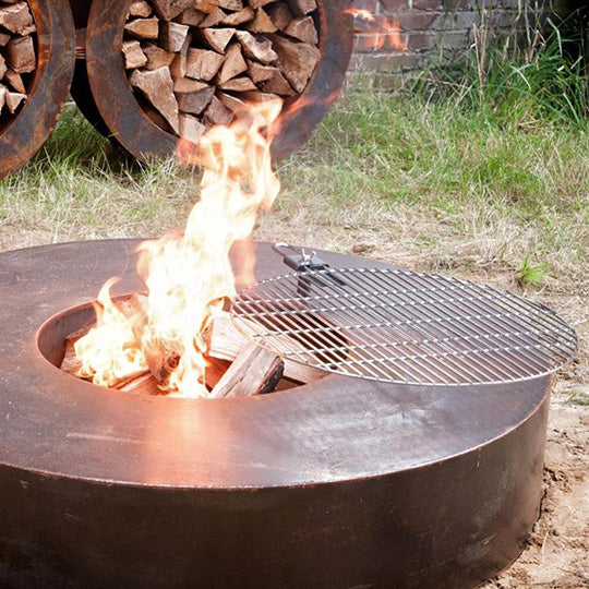 runder Feuertisch aus Cortenstahl ohne Grill im Einsatz