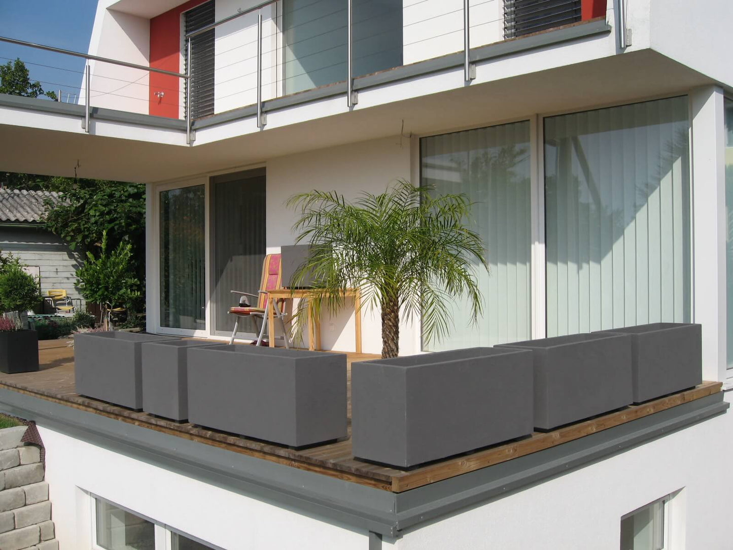 Die Flexi Blumentrog als Absturzsicherung für den Balkon sorgt für zusätzliche Sicherheit. Der flexible Trog kann einfach am Balkongeländer befestigt werden und verhindert das Herausfallen von Gegenständen oder Personen. Mit ihrem robusten Design bietet die Absturzsicherung Stabilität und Schutz, während sie gleichzeitig unauffällig bleibt und den Blick auf die Umgebung nicht beeinträchtigt.