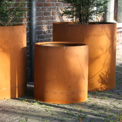 Runder Cortenstahl Blumenkasten in verschiedenen Groeßen.