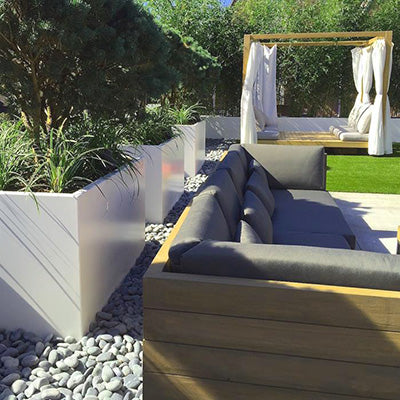 Pflanzkübel aus Aluminium im Design weiß auf Terrasse und als Sichtschutz