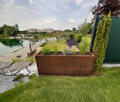 Pflanzkübel Largo Corten in Garten als Trennelement