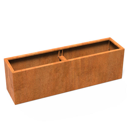 Ein selbstgebauter Blumenkasten aus Cortenstahl. Der rechteckige Kasten hat eine rostbraune Patina.