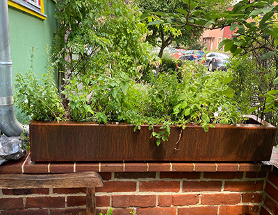 Corten rechteckig auf Mauer als Sichtschutz zu Nachbarn