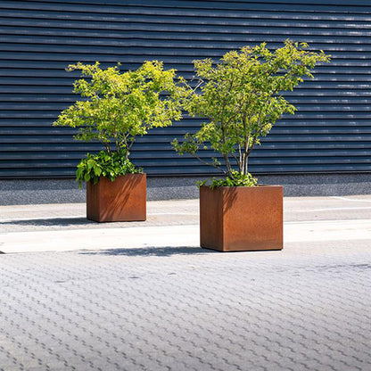 Blumenkasten aus Cortenstahl mit Rollen