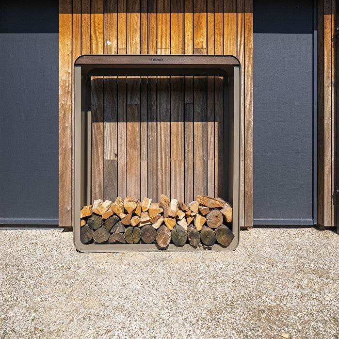 Gerundetes Holzlager CURVA aus Aluminium in Beigegrau mit Bambus-Akzenten mit Brennholz auf der Terrasse