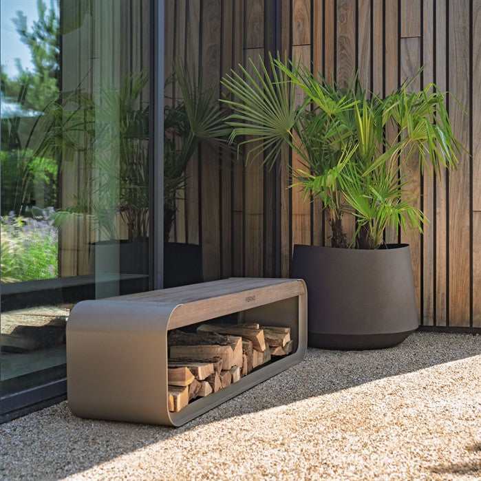 Sitzbank mit Holzlager CURVA aus Aluminium in Beigegrau an der Feuerstelle