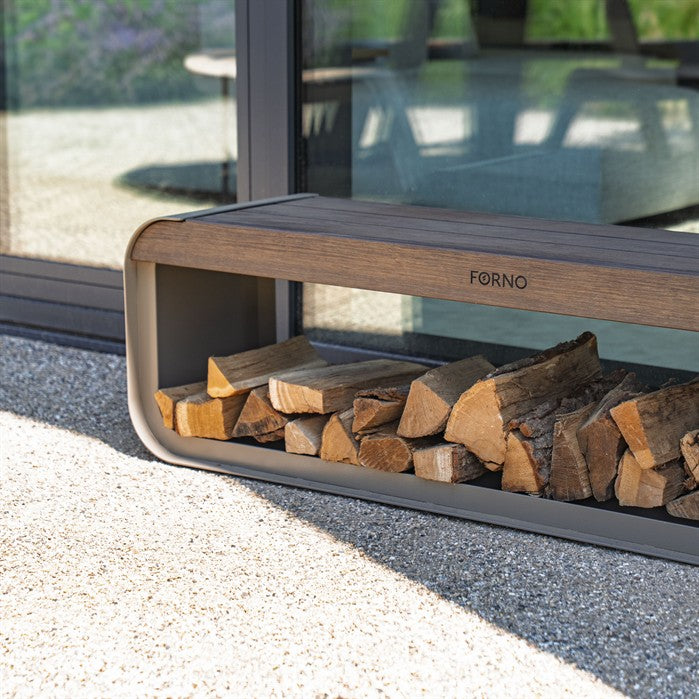 Sitzbank mit Holzlager CURVA aus Aluminium in Beigegrau an der Feuerstelle