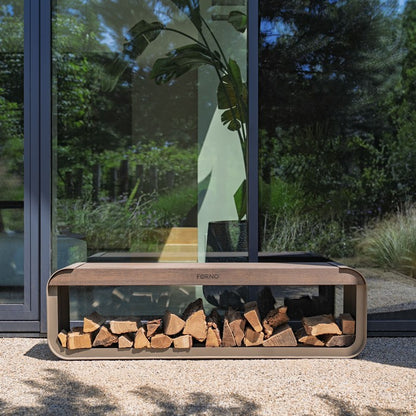 Sitzbank mit Holzlager CURVA aus Aluminium in Beigegrau an der Feuerstelle