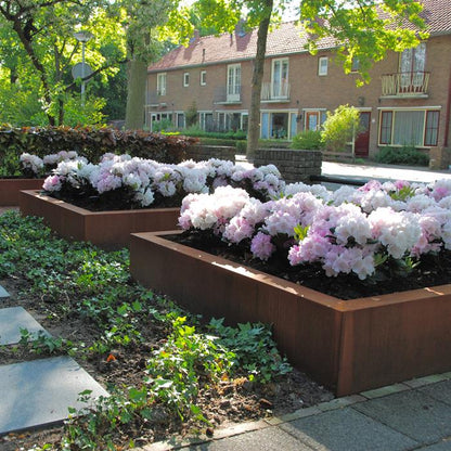 Cortenstahl Hochbeet bepflanzt in einem Park.