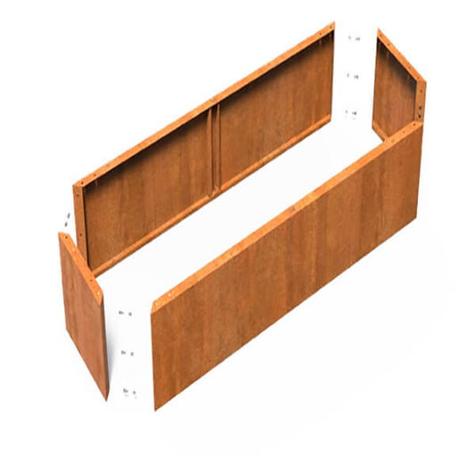 Ein selbstgebauter Blumenkasten aus Cortenstahl. Der rechteckige Kasten hat eine rostbraune Patina .