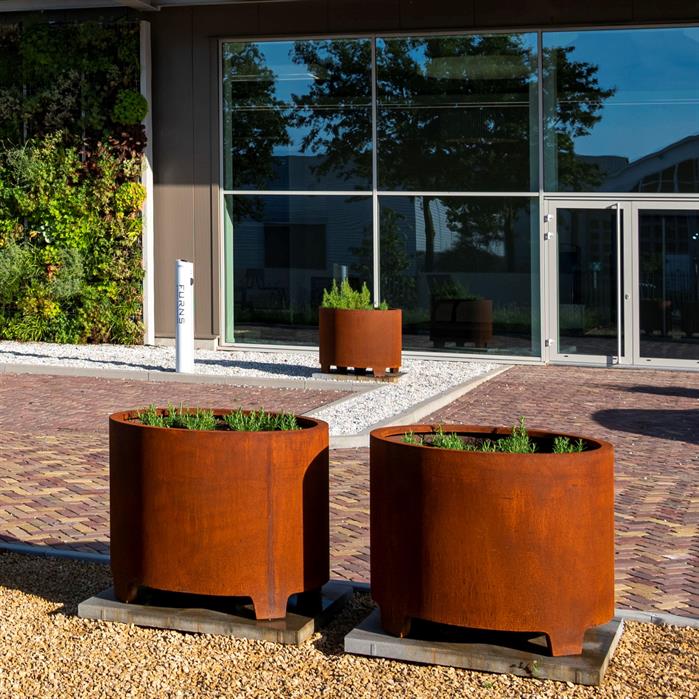 Runder Pflanzkübel Cortenstahl für Terrasse und Garten.