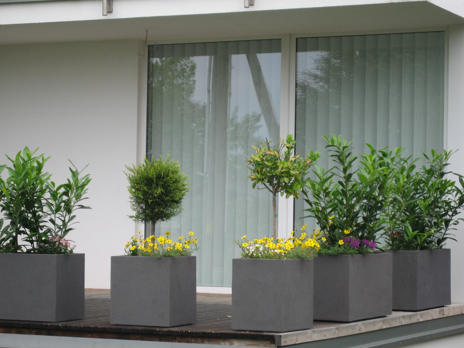 Pflanzkübel aus Hartschaumkernplatte (Kunststoff) für Balkon, Garten und Terrasse.