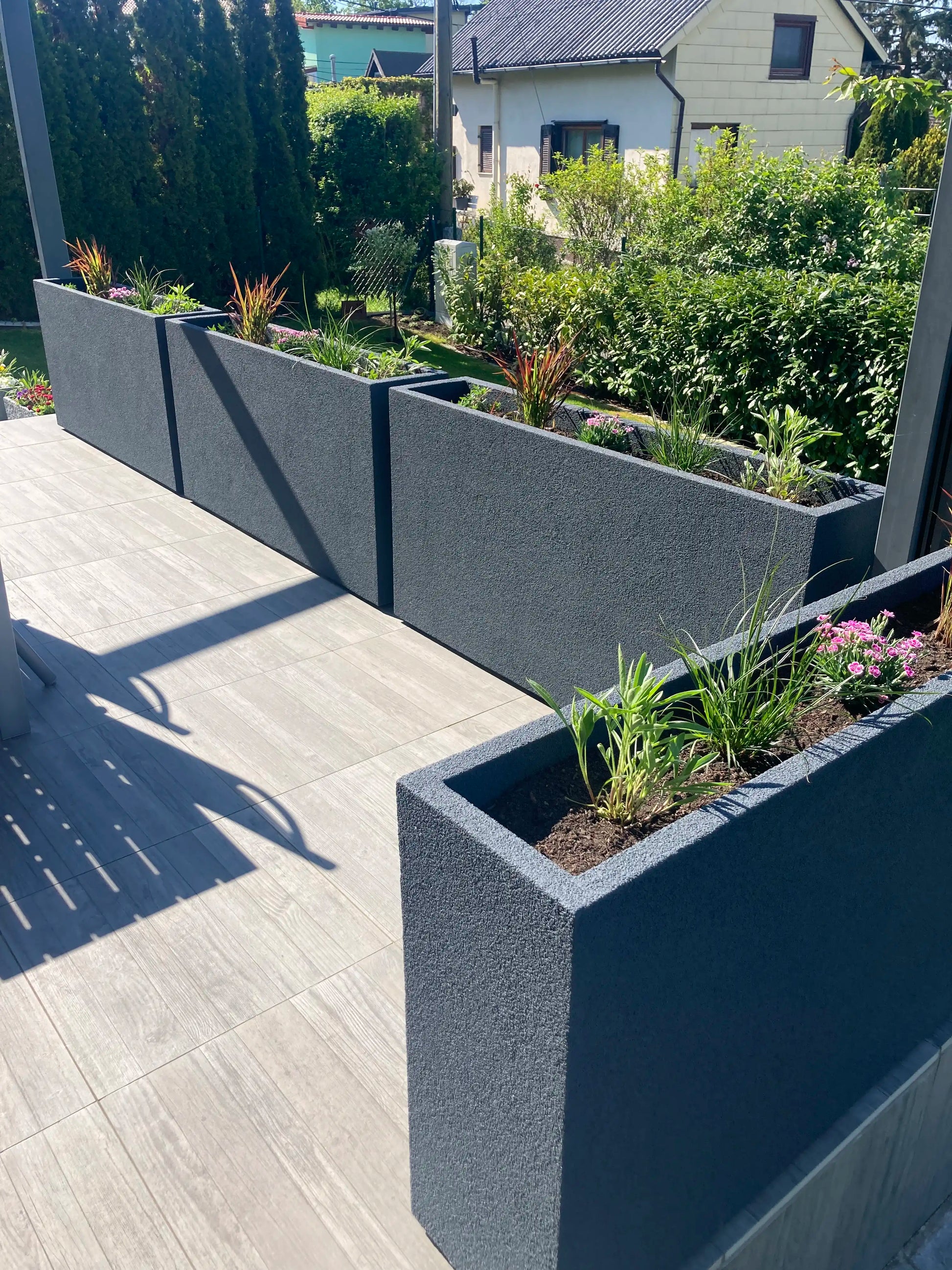 Pflanzkübel aus Hartschaumkernplatte (Kunststoff) für Balkon, Garten und Terrasse.