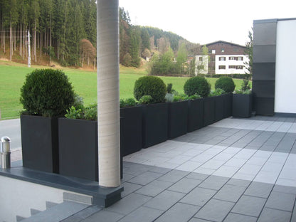 Pflanzkübel aus Hartschaumkernplatte (Kunststoff) für Balkon, Garten und Terrasse.