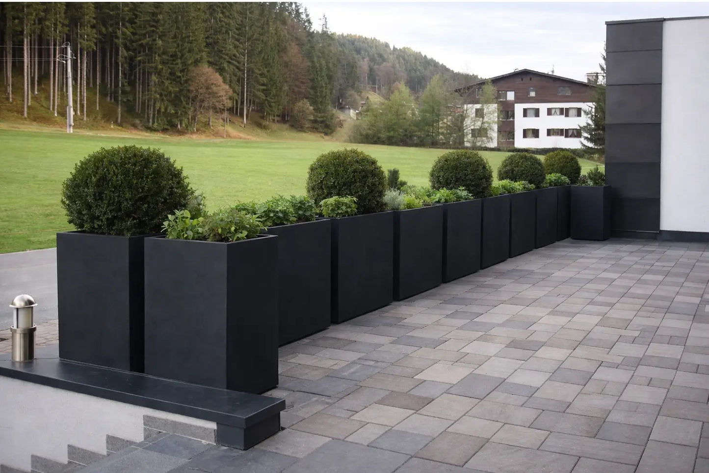 Pflanzkübel aus Hartschaumkernplatte (Kunststoff) für Ihre Terrasse oder Garten.