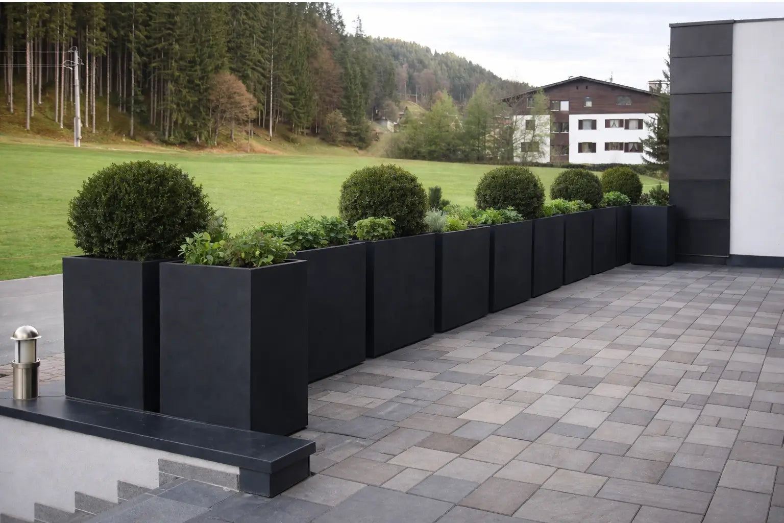 Pflanzkübel aus Hartschaumkernplatte (Kunststoff) für Ihre Terrasse oder Garten.